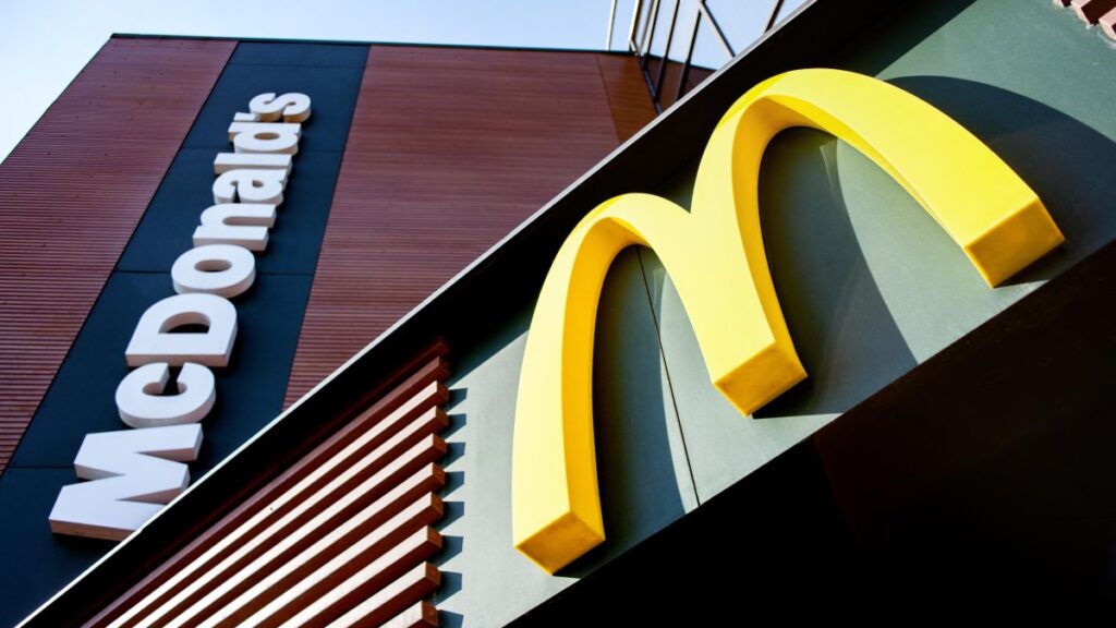 Hallan a 300 adolescentes trabajando en McDonald’s