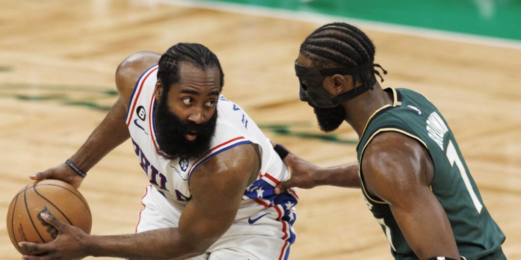Harden hace sangrar a Brown...y así se lo hace pagar el jugador de los Celtics