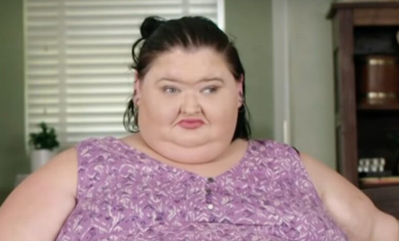 Amy Slaton in 1000-lb Sisters lavender housedress