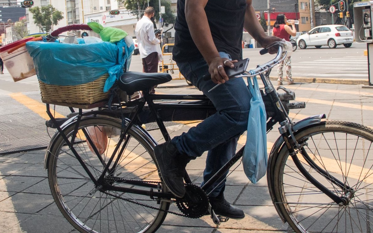 Hombre asalta a niño que vendía tacos de canasta en CDMX; vecinos lo golpean y policía lo detiene