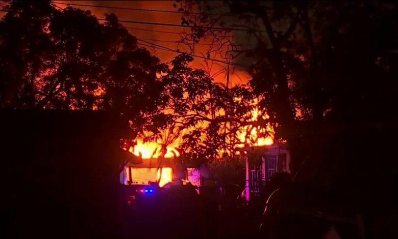 Hombre atrincheramiento le prende fuego a casa en Fort Lauderdale