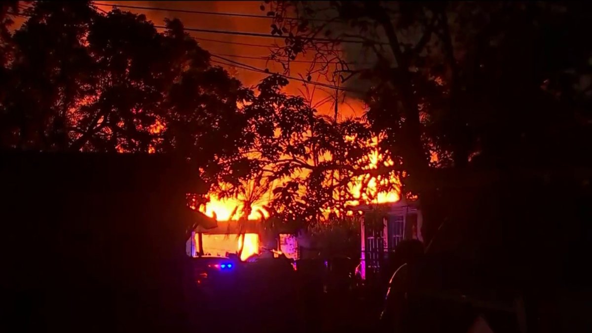 Hombre atrincheramiento le prende fuego a casa en Fort Lauderdale