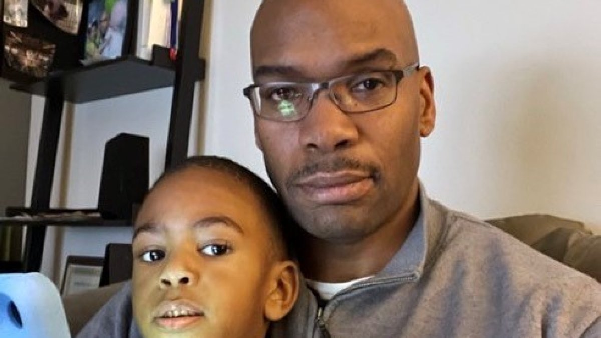 Hombre es herido de bala al proteger a su hijo