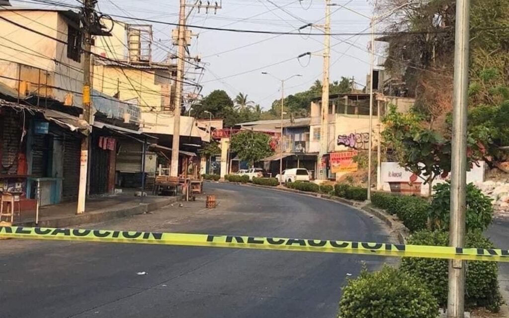 Imágenes fuertes | Abandonan 4 cuerpos en puente peatonal de Acapulco, Guerrero