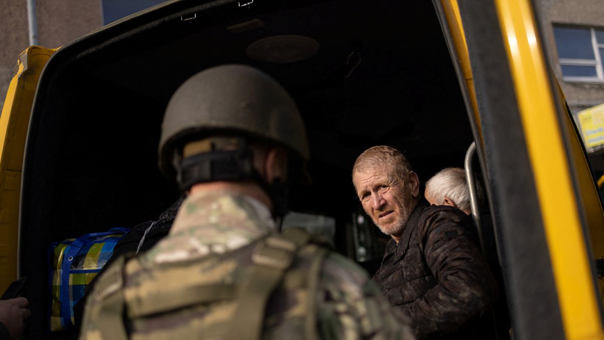 Jersón responde a los ataques rusos con un toque de queda de 58 horas y la salida de habitantes