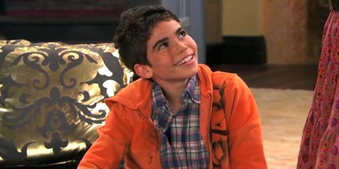 Cameron Boyce sonriendo en Jessie