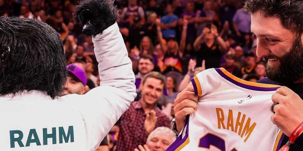 Jon Rahm, homenajeado por los Phoenix Suns durante los playoffs de la NBA