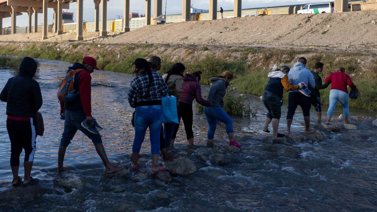 Juez federal bloquea plan del DHS para liberar algunos inmigrantes a Estados Unidos