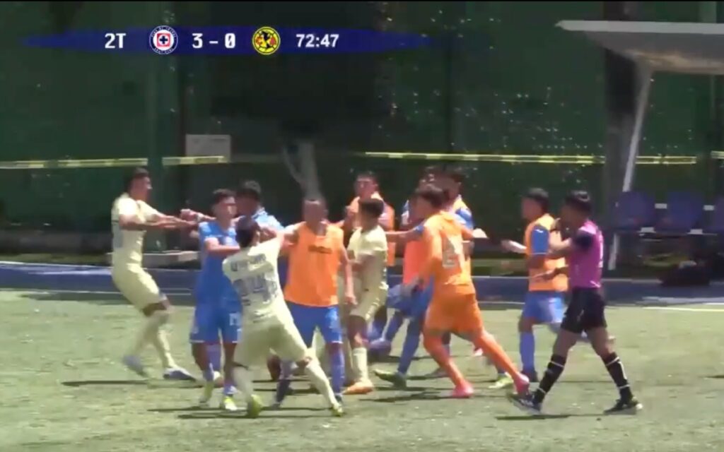 Juveniles del América y Cruz Azul arman la campal; cuatro suspendidos
