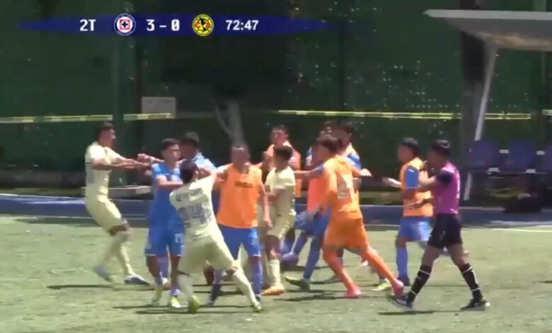 Juveniles del América y Cruz Azul arman la campal; cuatro suspendidos