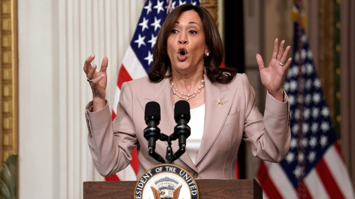 Kamala Harris aboga por restricciones de armas de fuego tras un año de la masacre escolar en Uvalde