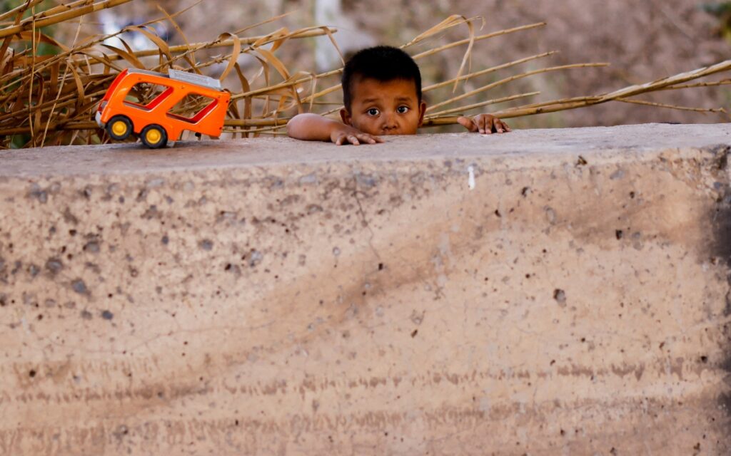 Ken Salazar pide encontrar soluciones para la migración