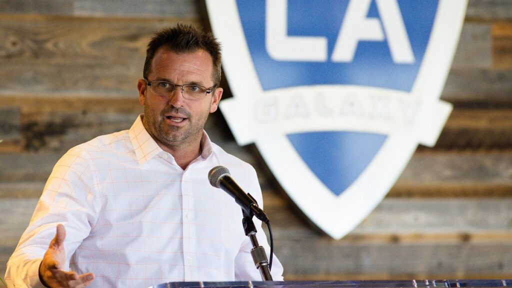 LA Galaxy destituye al presidente de equipo, Chris Klein