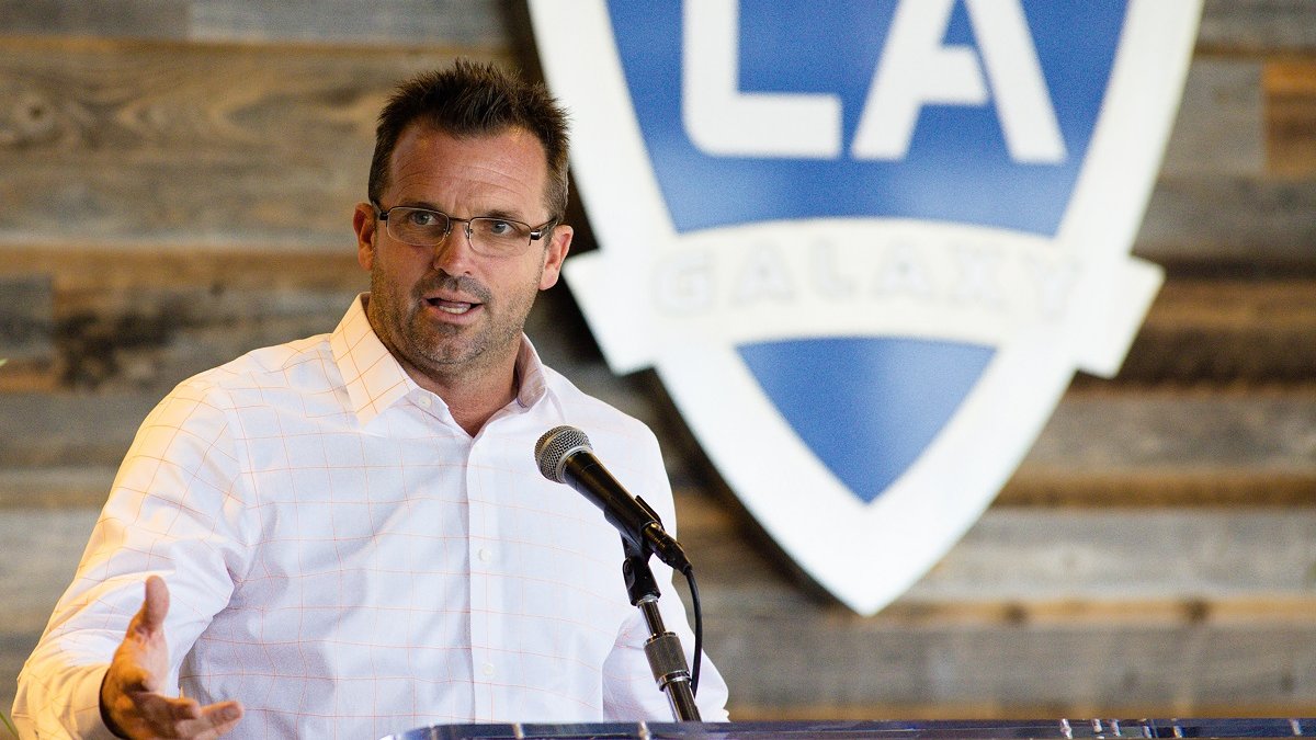 LA Galaxy destituye al presidente de equipo, Chris Klein