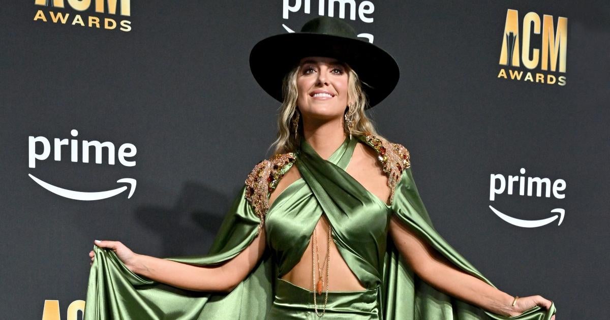 La estrella de ‘Yellowstone’ Lainey Wilson asiste a los premios ACM 2023 con el ex mariscal de campo de la NFL como su cita