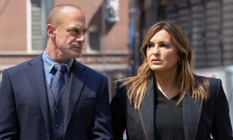 Stabler and Benson walking in Law and Order Organized Crime