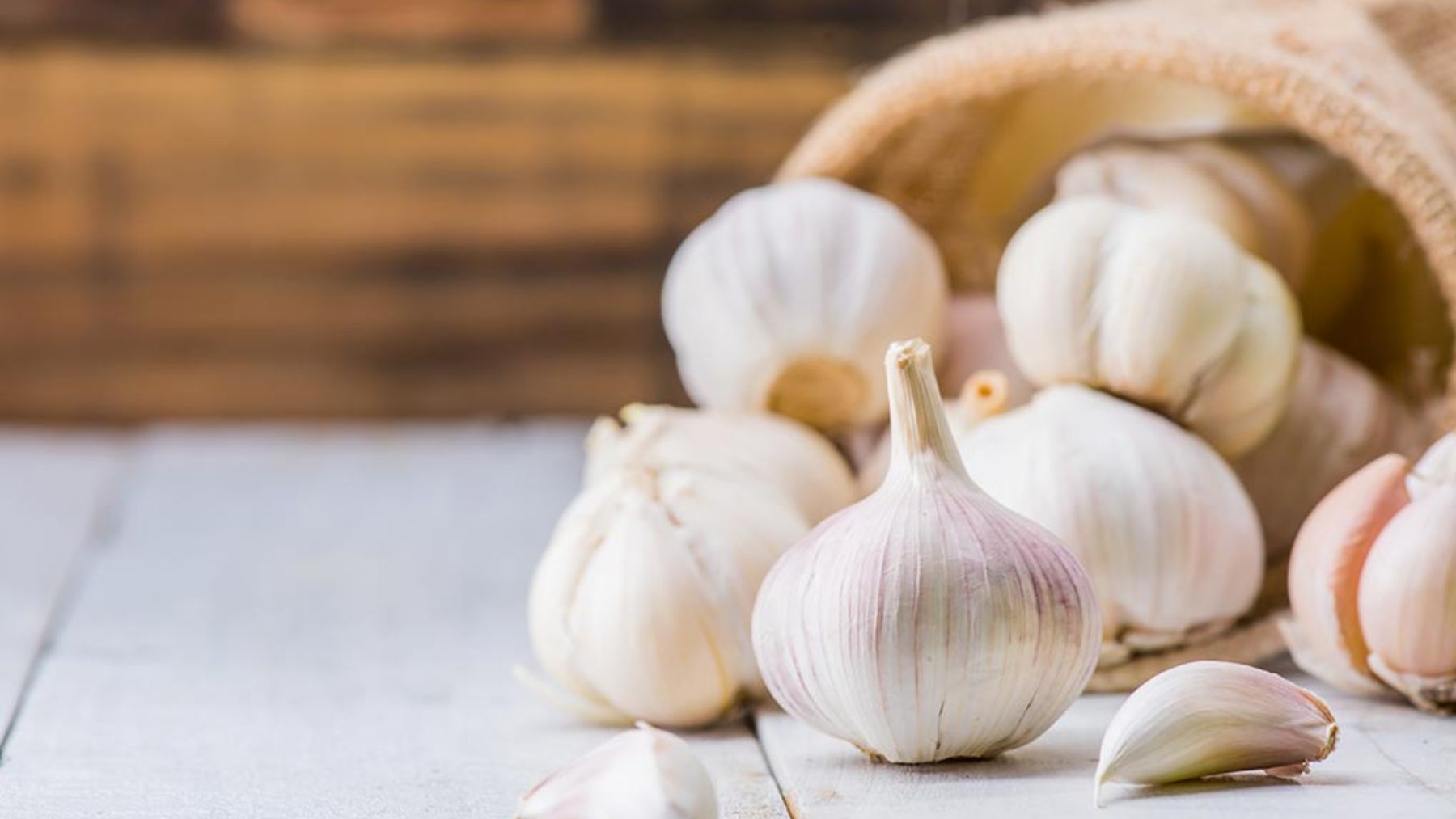 La increíble razón por la que algunas personas están poniendo ajo en la ventana