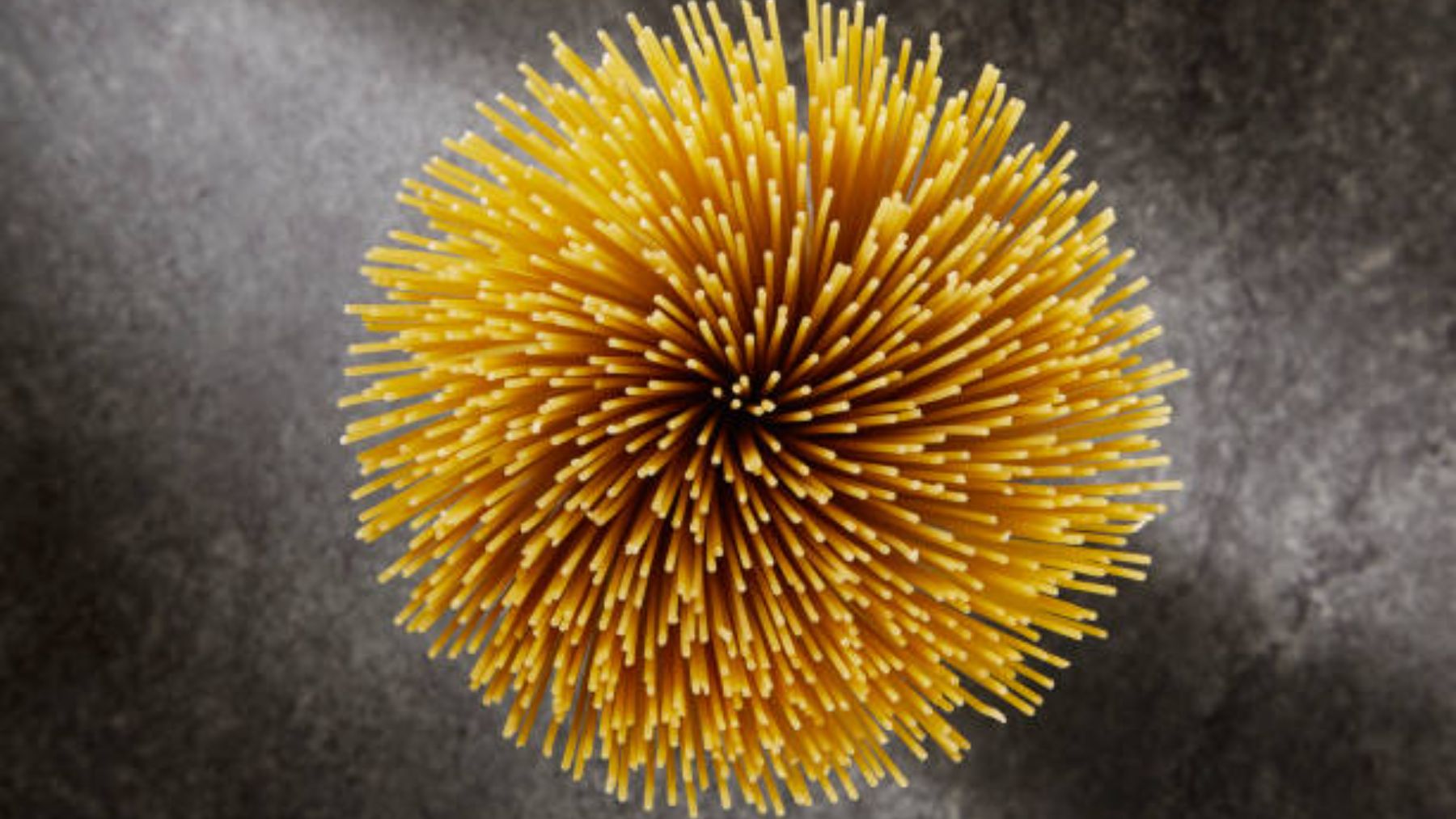 La increíble razón por la que partir un espagueti en dos es casi imposible