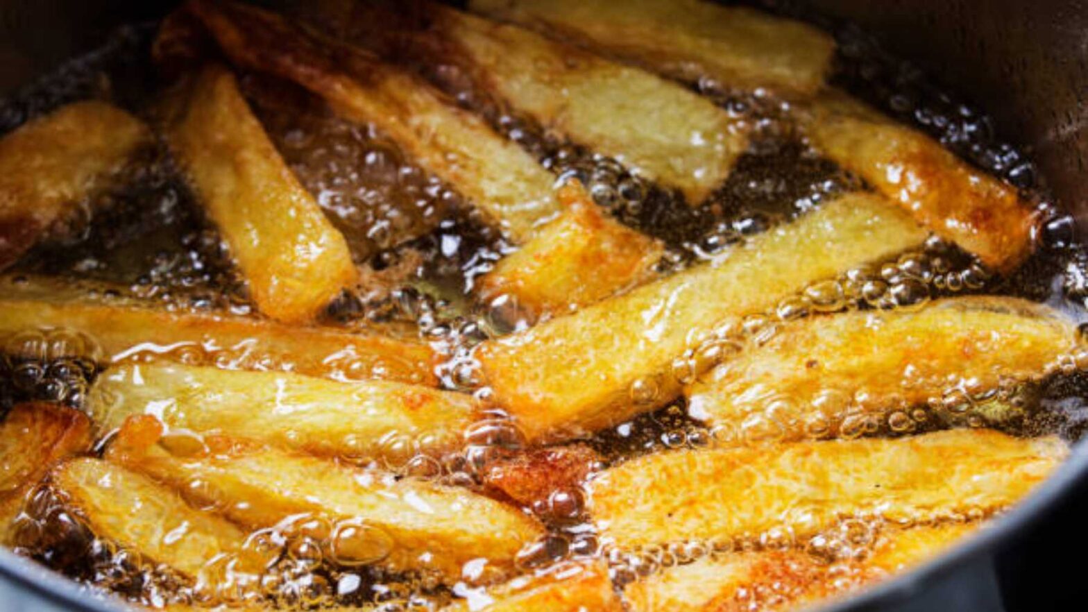 La peligrosa razón por la que no debes freír las patatas si tienen esto