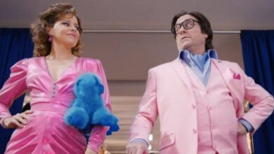 Elizabeth Banks and Zach Galifianakis wearing all pink in Beanie Bubble