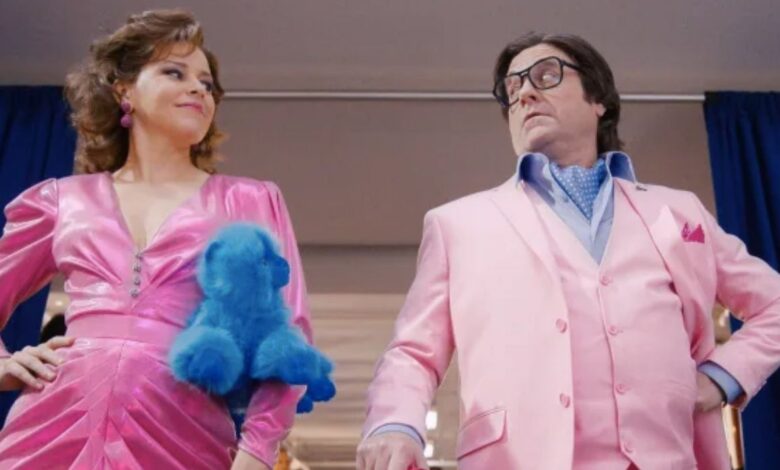 Elizabeth Banks and Zach Galifianakis wearing all pink in Beanie Bubble