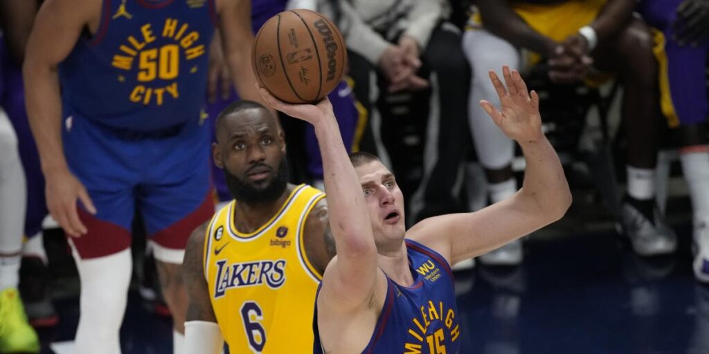 Los Lakers paran tarde el abuso de Jokic y los Nuggets golpean primero