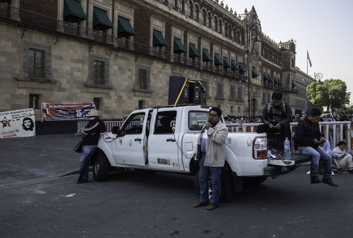 Los maestros protestan a las puertas de Palacio Nacional para exigir más aumento salarial y garantías para los pueblos indígenas