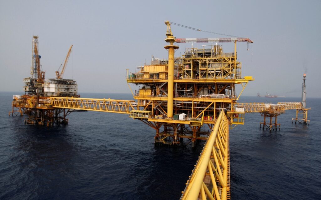 Los precios del crudo suben por escasez de oferta