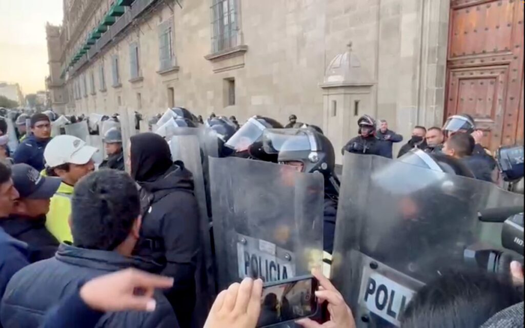 Maestros de la CNTE intentan entrar a la fuerza a Palacio Nacional