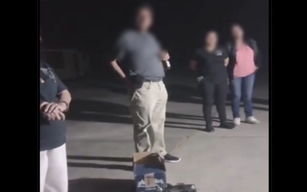 Maestros son sorprendidos bebiendo cerveza en primaria | Video