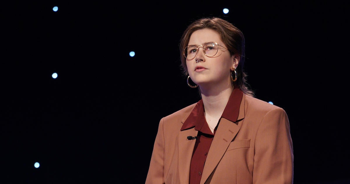 Mattea Roach de ‘Jeopardy!’ se emociona al revelar que su padre murió mientras estaban en el set