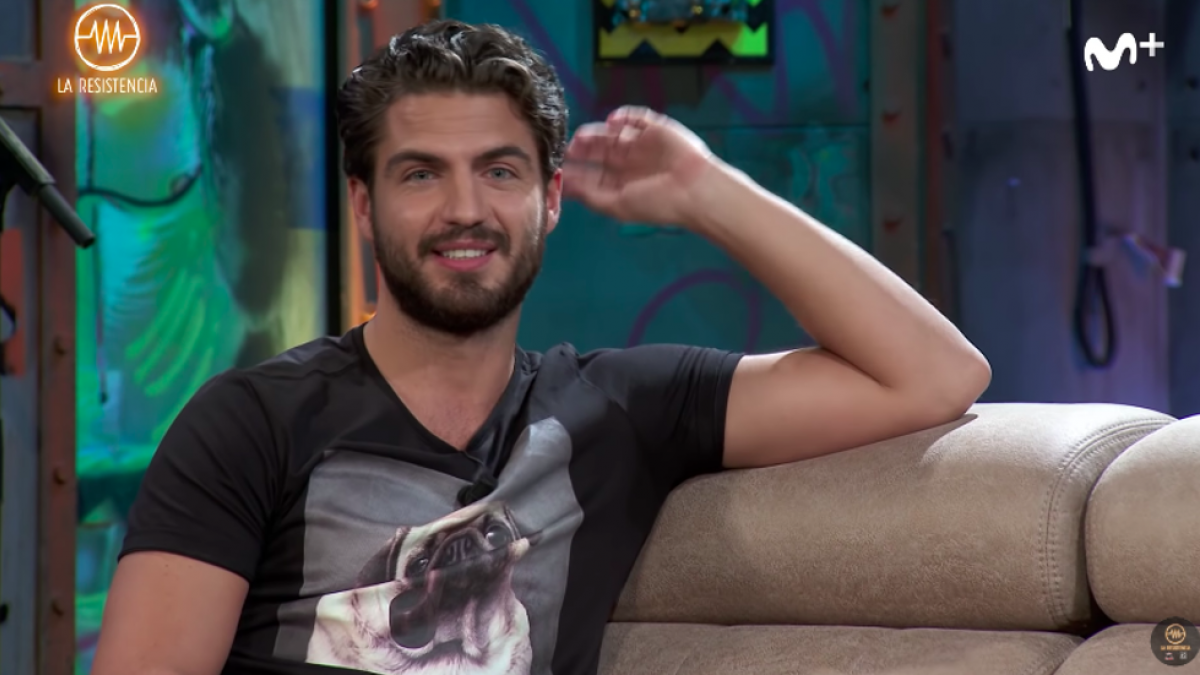 Maxi Iglesias 'cazado' besándose con una famosísima presentadora en plena calle