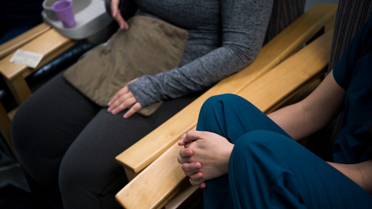 Médico de Indiana bajo fuego tras el aborto de una niña de 10 años