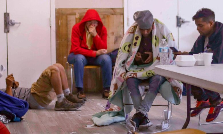Menos llenos, pero por encima de su capacidad los centros de migrantes en EEUU