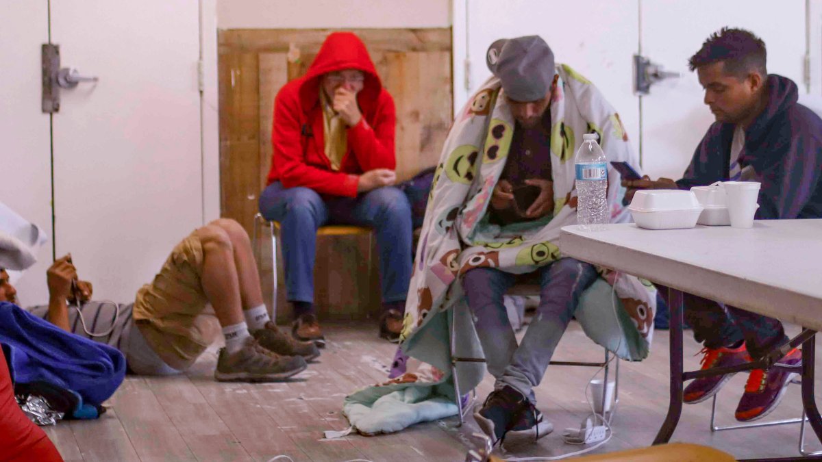 Menos llenos, pero por encima de su capacidad los centros de migrantes en EEUU