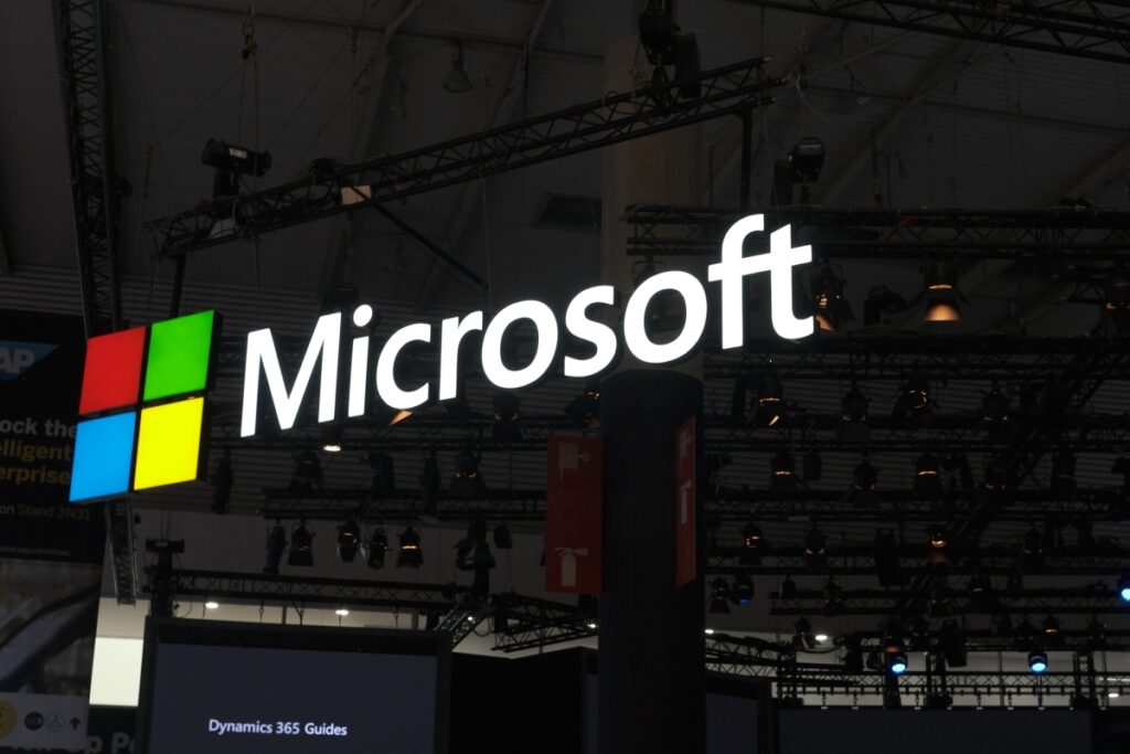 Microsoft se compromete a poner marcas de agua en imágenes y videos generados por IA