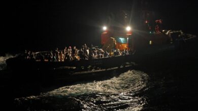 Miles huyen al principal puerto marítimo de Sudán en busca de barcos para ponerse a salvo
