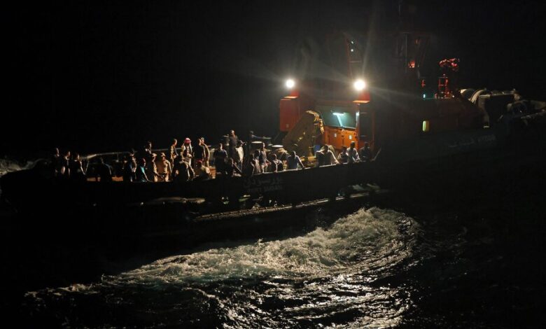 Miles huyen al principal puerto marítimo de Sudán en busca de barcos para ponerse a salvo