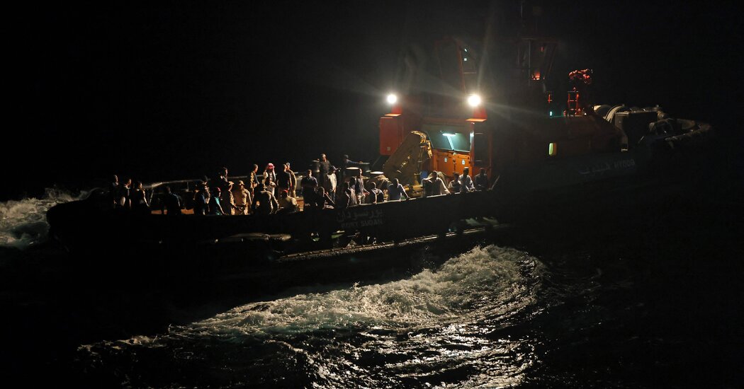 Miles huyen al principal puerto marítimo de Sudán en busca de barcos para ponerse a salvo