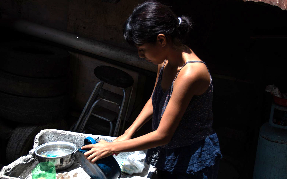 Mujeres dedican 28 horas semanales al hogar y hombres solo 6