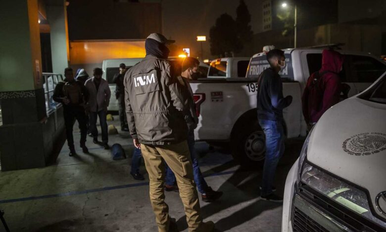 NL: Detenidas tres personas que traficaban a 28 migrantes