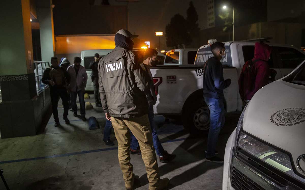 NL: Detenidas tres personas que traficaban a 28 migrantes