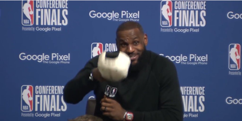 No queda otra: LeBron James se quita el sombrero con Nikola Jokic