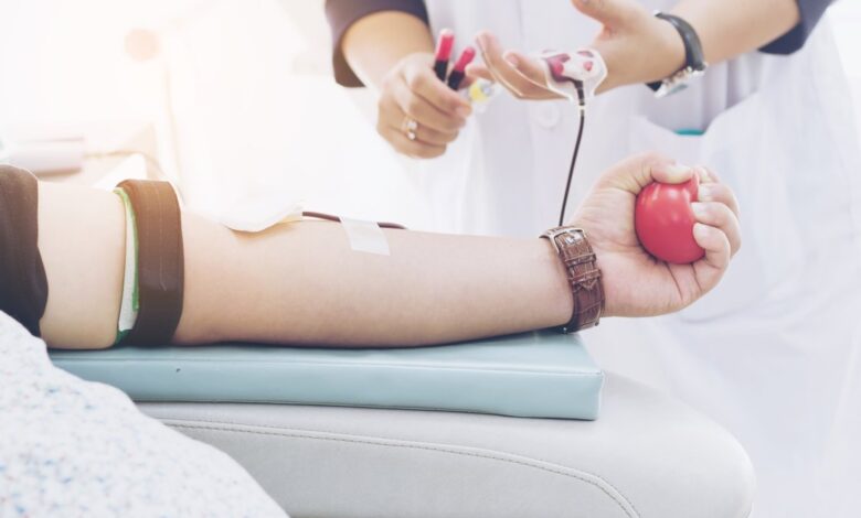 Nueva política de la FDA permite que más hombres gays y bisexuales donen sangre en EEUU