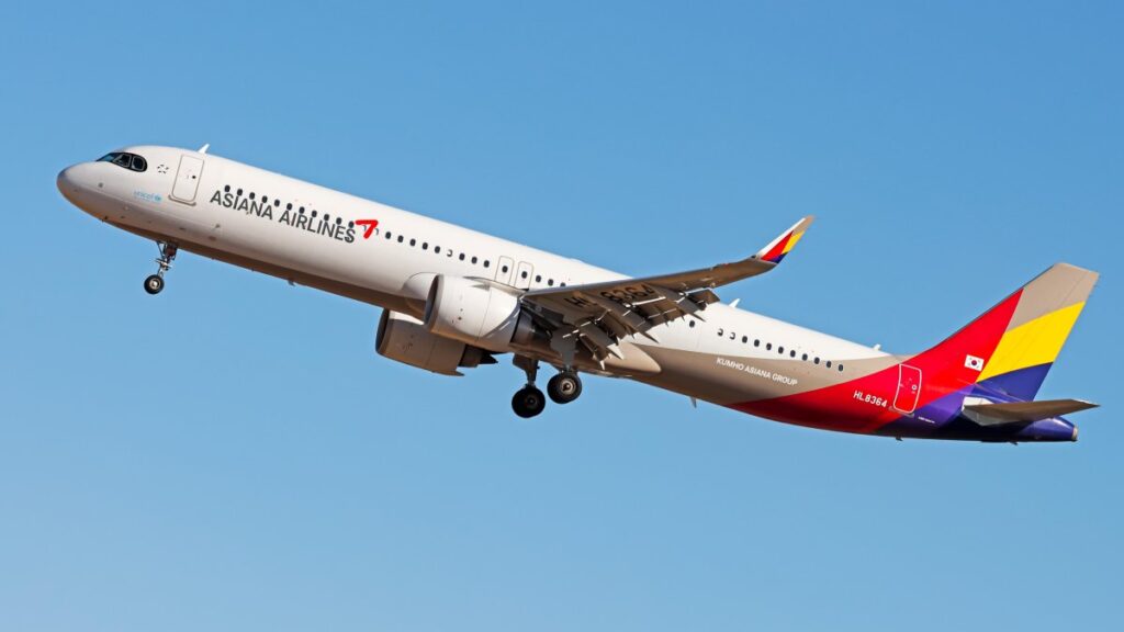 Pasajero abre puerta de salida de avión durante vuelo en Corea del Sur