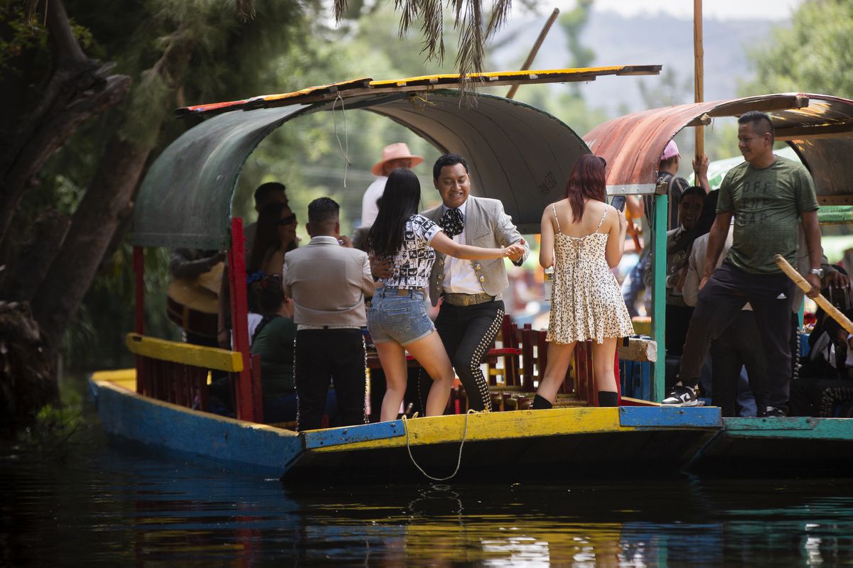 Peleas, fraudes y acusaciones de mafia organizada nublan la fama de los canales de Xochimilco