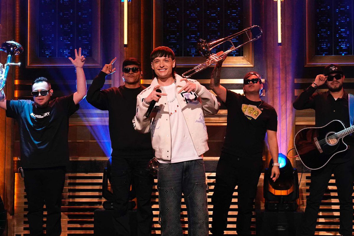 Peso Pluma debuta en Estados Unidos en el ‘Tonight Show’ de Jimmy Fallon