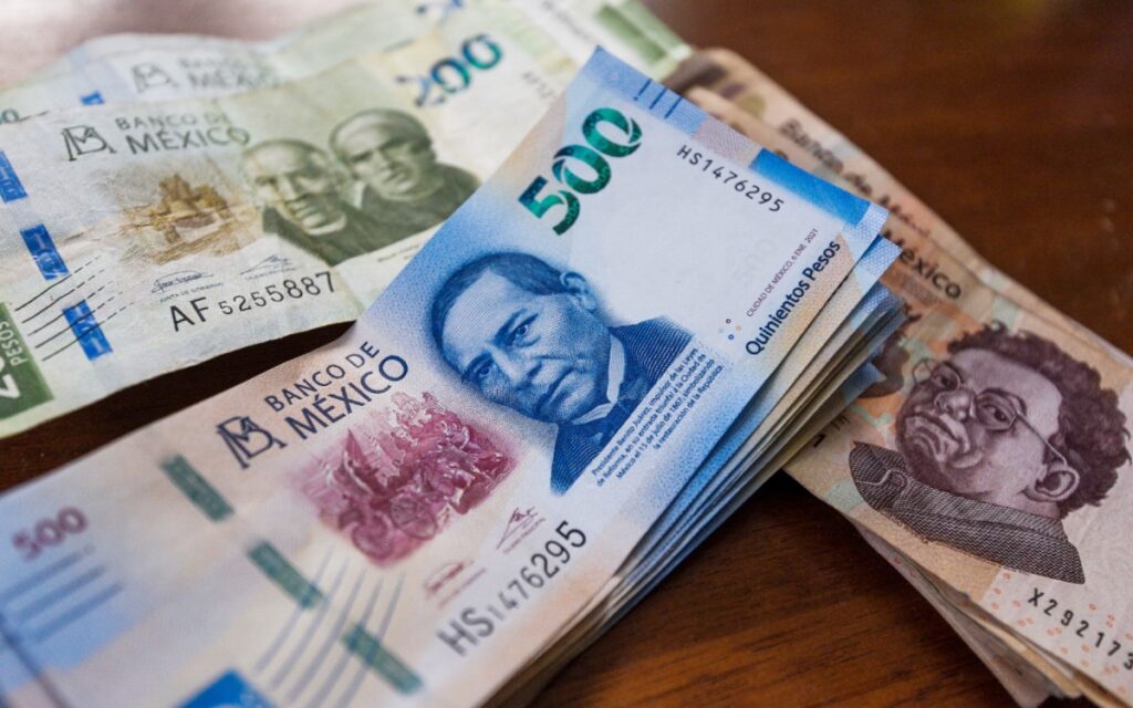 Peso retrocede tras tocar su mejor nivel en siete años