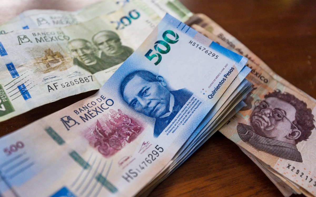 Peso retrocede tras tocar su mejor nivel en siete años