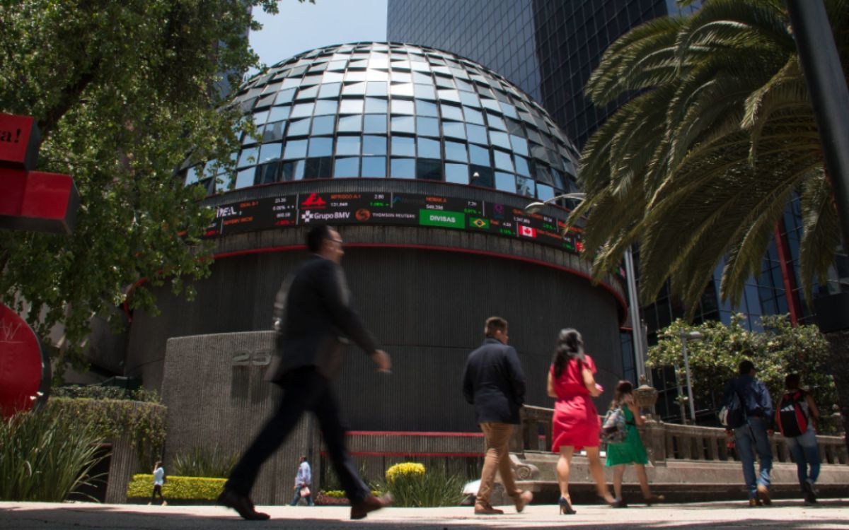 Peso y BMV caen por incertidumbre sobre el techo de deuda de EU